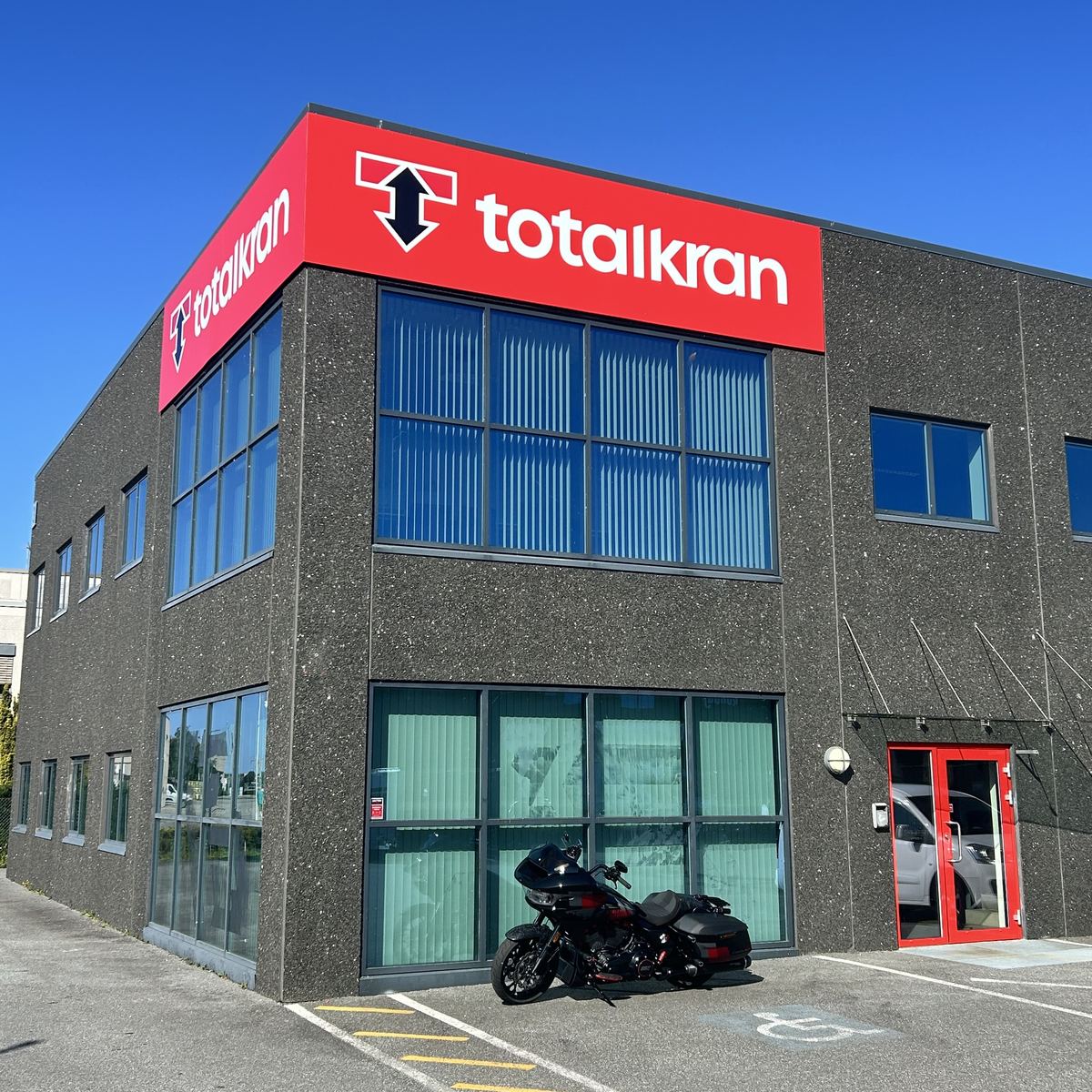 Totalkrans lokaler i Nordlysvegen 3 på Bryne, med logoskiltet på fasaden